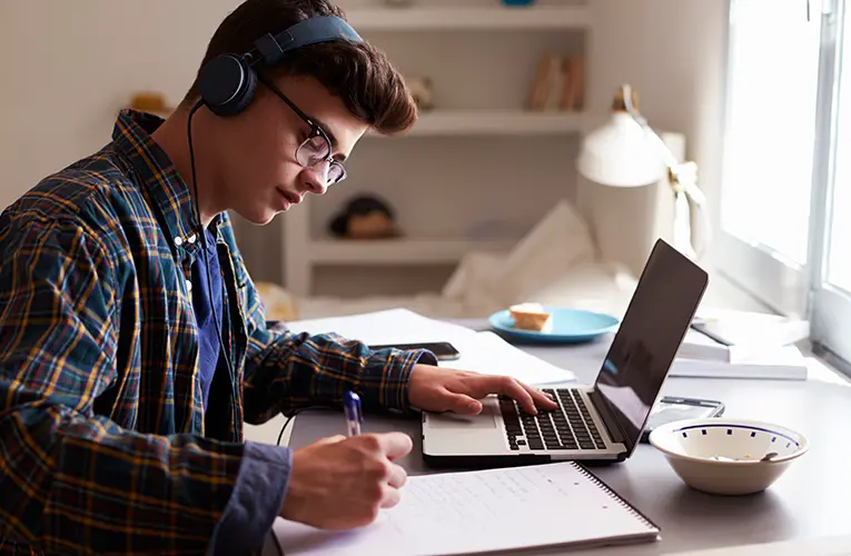 “Navigating the Virtual Classroom: Tips and Tools for Success in Online Courses”